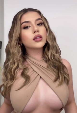 1. Seductive Amanda Díaz Shows Cleavage in Beige Crop Top (Underboob)