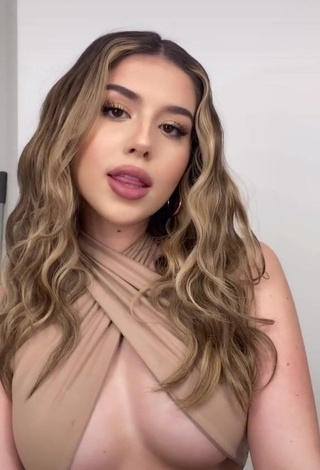 2. Seductive Amanda Díaz Shows Cleavage in Beige Crop Top (Underboob)