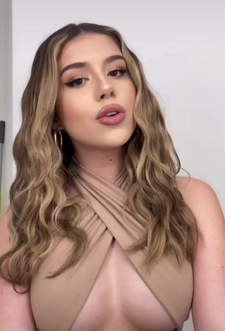 3. Seductive Amanda Díaz Shows Cleavage in Beige Crop Top (Underboob)