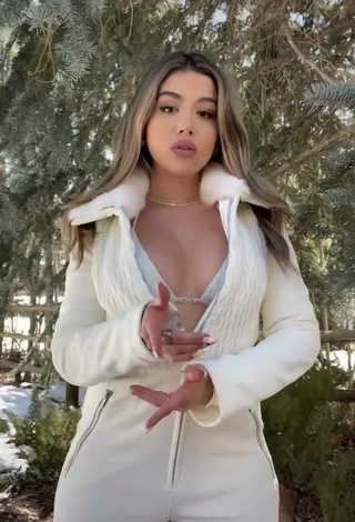 1. Amanda Díaz Shows her Hot Cleavage