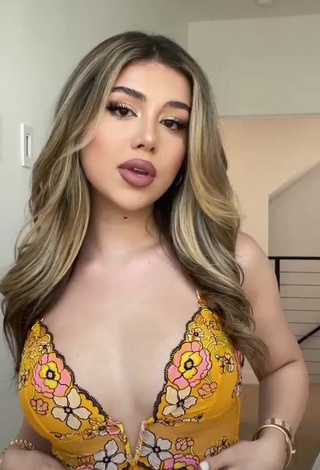 1. Sweet Amanda Díaz Shows Cleavage