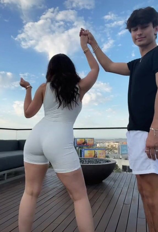 Irresistible Amanda Díaz Shows Butt