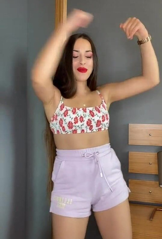 3. Irresistible Asena Kızılarslan in Floral Crop Top