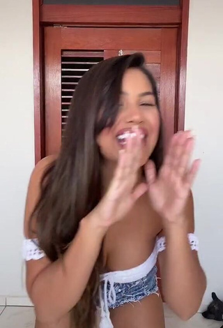 1. Beautiful Ayarla Souza Shows Cleavage in Sexy White Crop Top