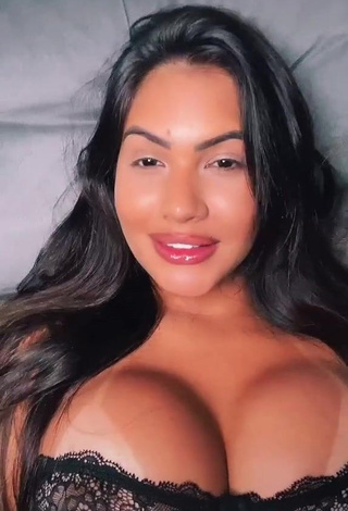 3. Beautiful Ayarla Souza Shows Cleavage in Sexy Black Bra