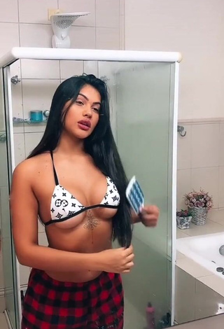 1. Sexy Ayarla Souza Shows Cleavage (Underboob)