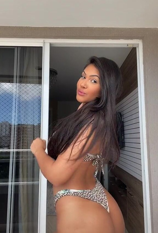 Sweetie Ayarla Souza Shows Butt