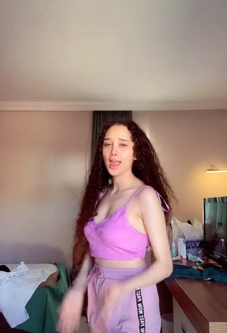 Erotic Beste Kose in Purple Crop Top