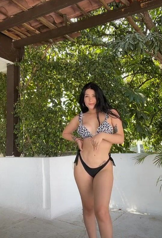 Hottie Brenda Zambrano in Bikini