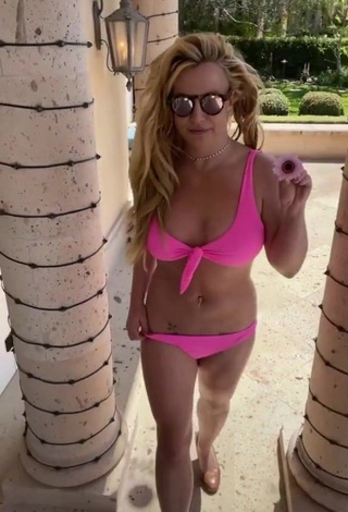 3. Erotic Britney Spears Shows Cleavage in Bikini