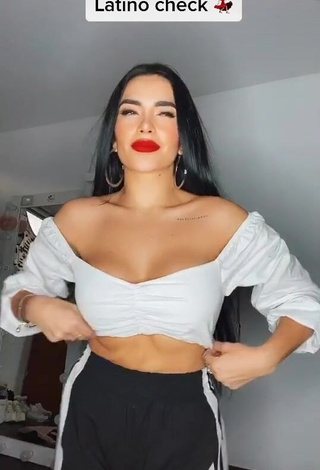 1. Erotic Dania Méndez Shows Cleavage in White Crop Top