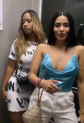 2. Sexy Dania Méndez Shows Cleavage in Blue Crop Top